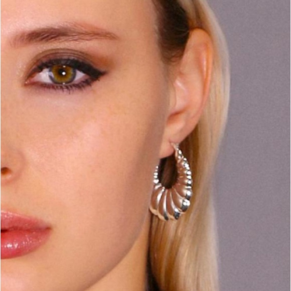 SHRIMP TEXTURED MEDIUM OVAL HOOP EARRINGS